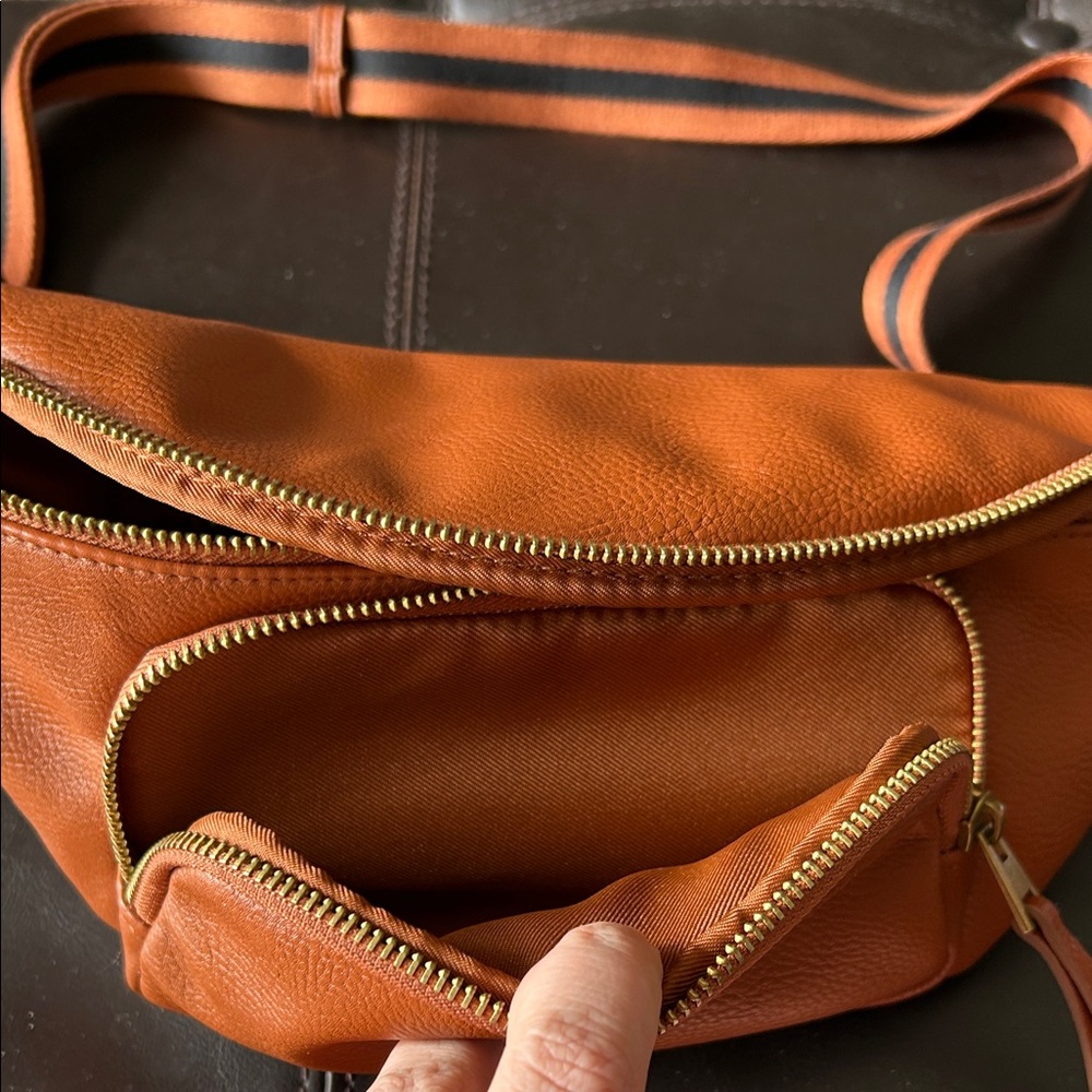 Universal Thread Crossbody Bag - Picture 3 of 5
